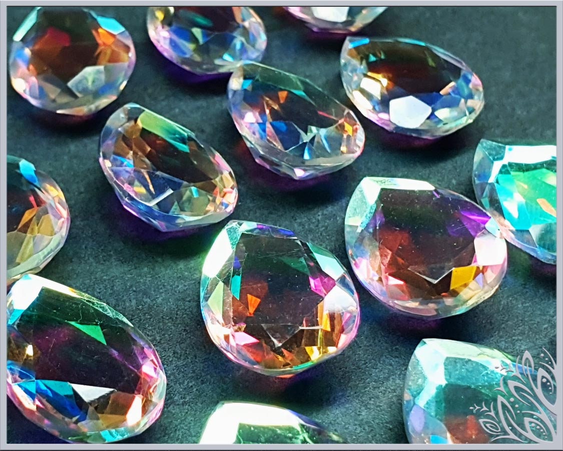 Aura cabochon - faceted pear - 25 mm