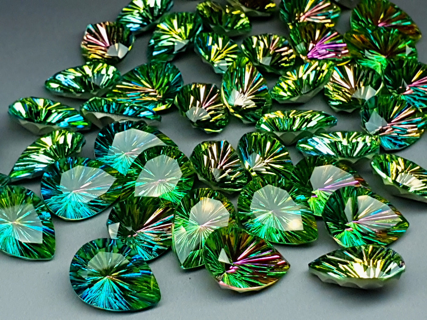 Glass crystal - Pear - 18 mm - AB Green starburst