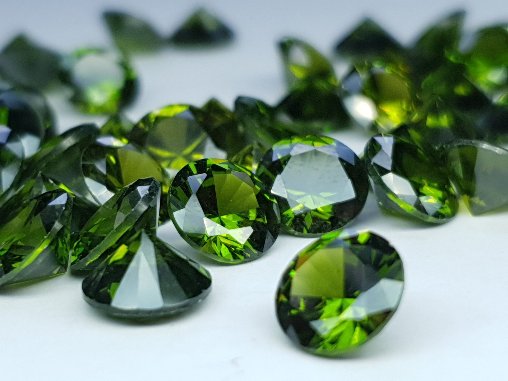 Cubic zirconia - Olive - 8 mm - round faceted cut