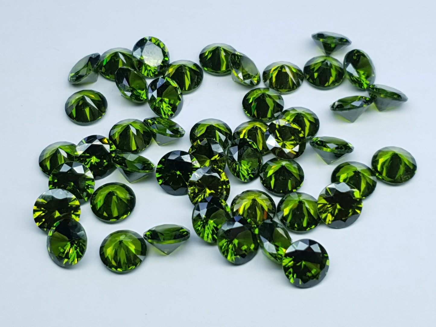 Cubic zirconia - Olive - 8 mm - round faceted cut