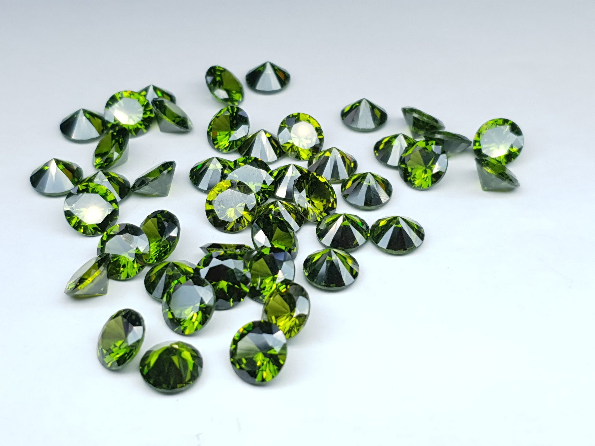 Cubic zirconia - Olive - 8 mm - round faceted cut