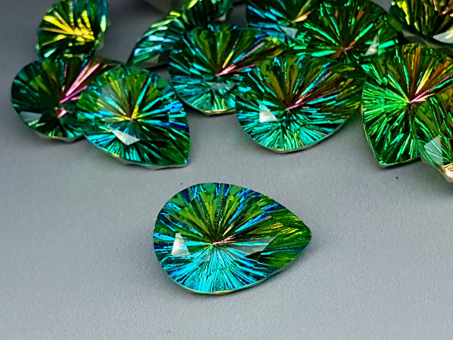 Glass crystal - Pear - 18 mm - AB Green starburst