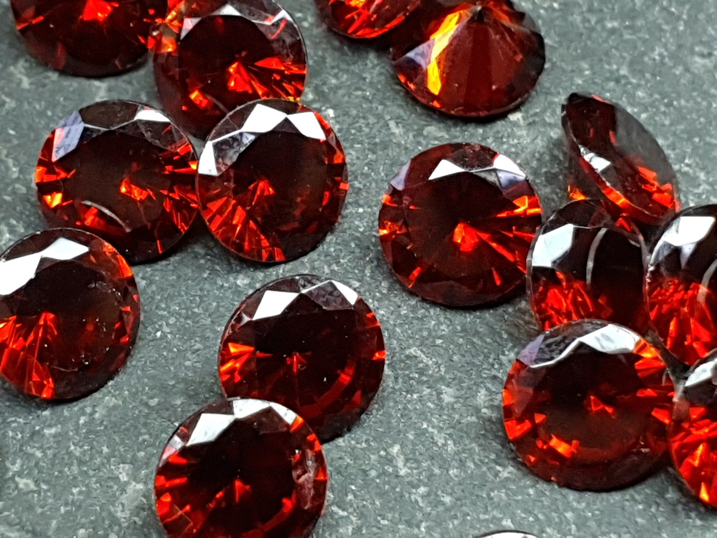 Cubic zirconia - Garnet - 8 mm - round faceted cut