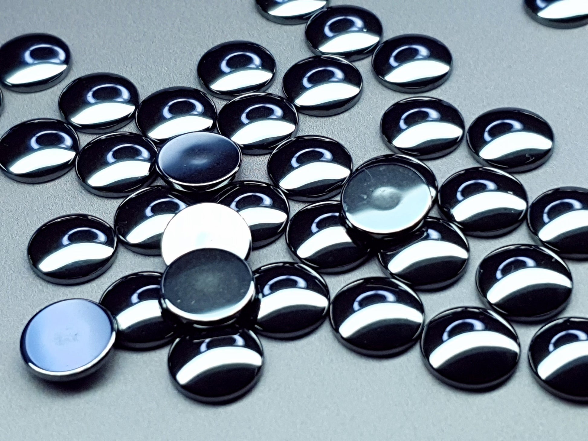 Silver hematite cabochon - round - 10 mm