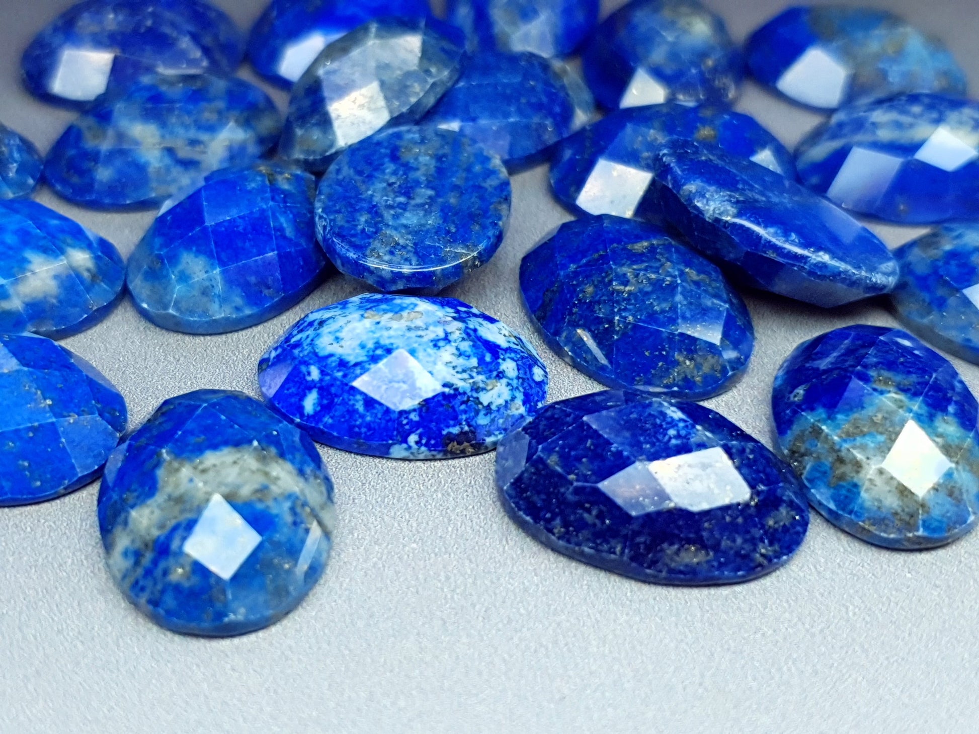 Faceted lapis lazuli cabochon - oval - 18 mm