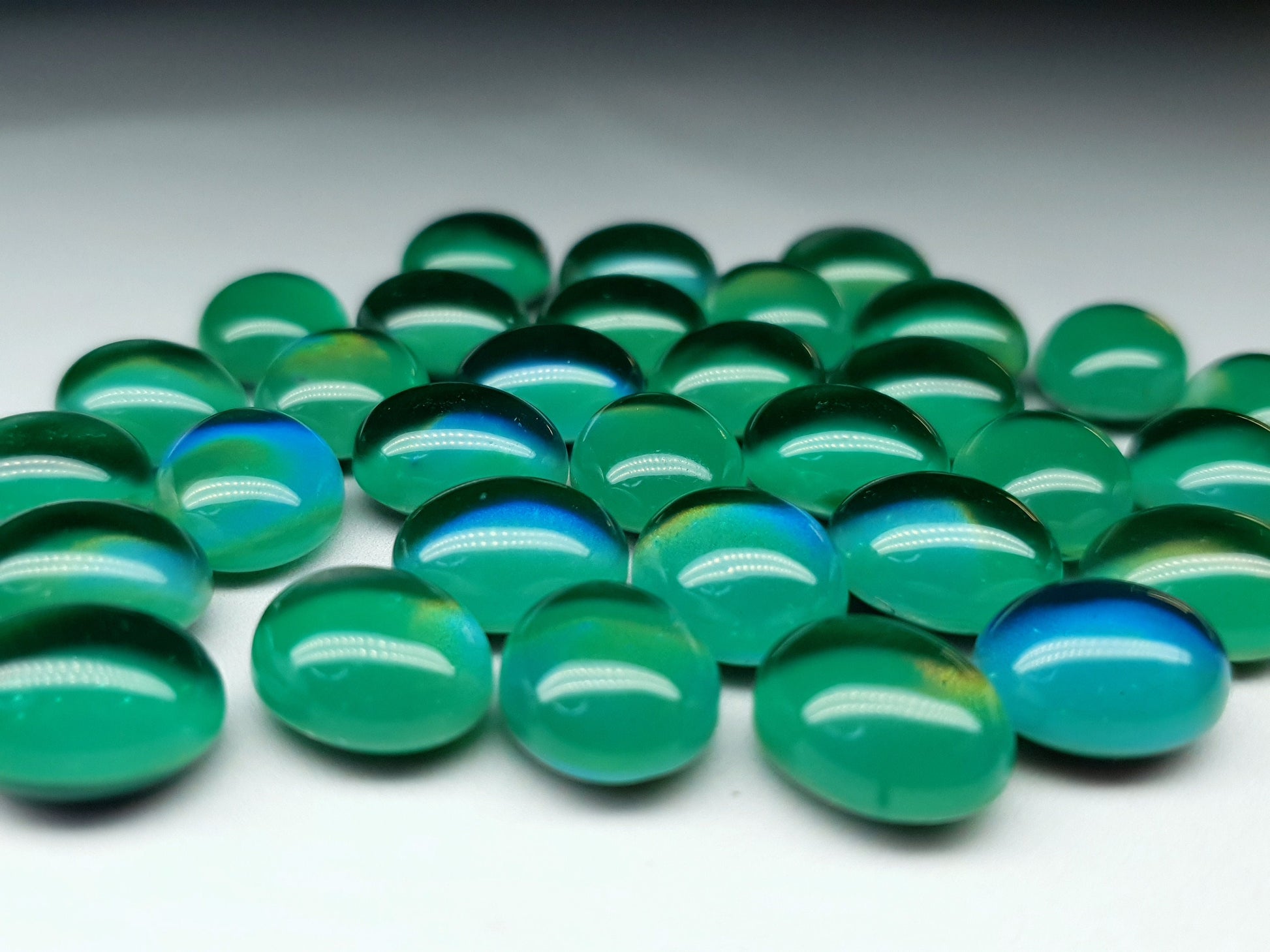 Mood stone - green - Oval - 12 mm - Colour change cabochon