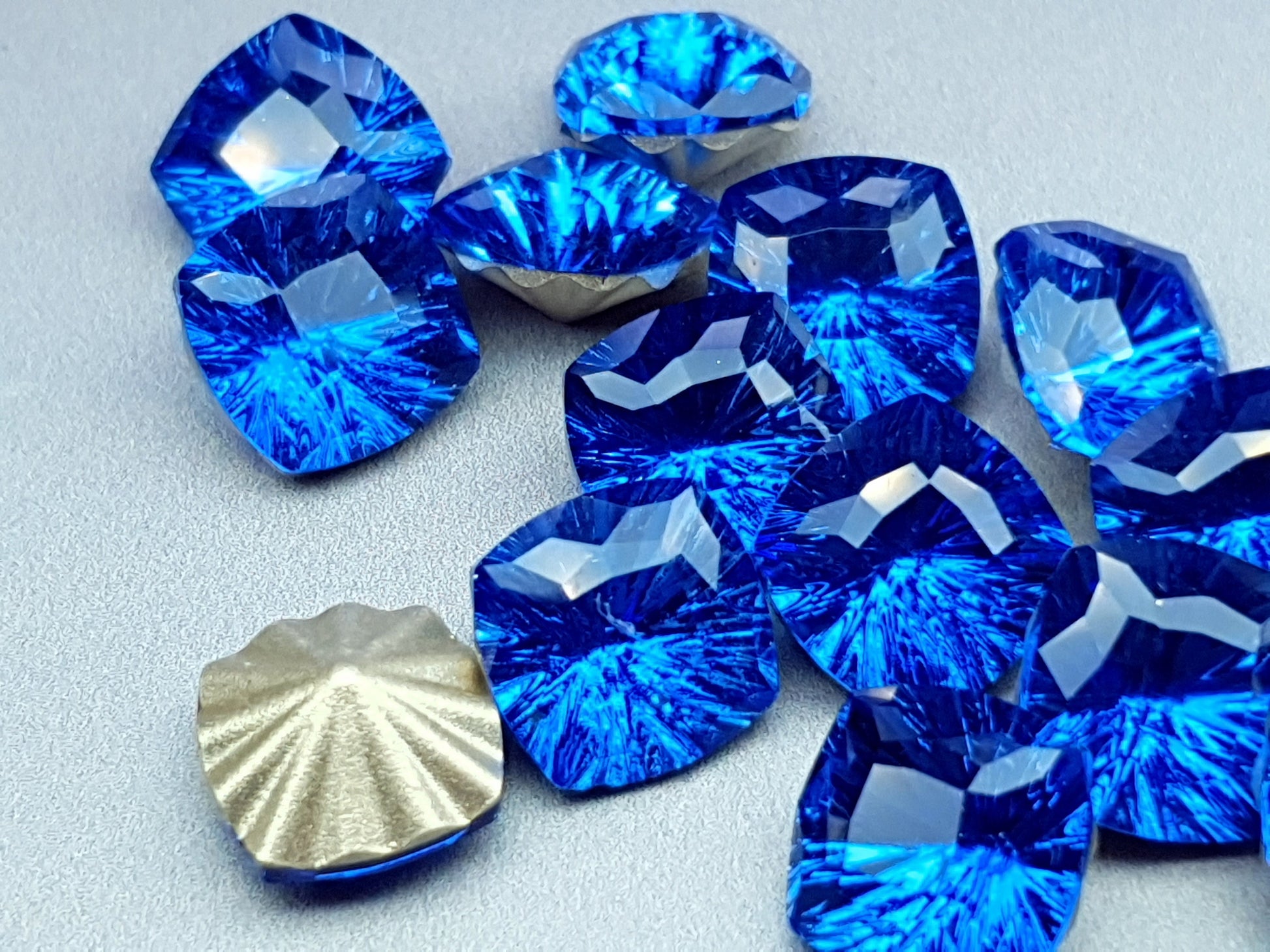 Glass crystal - square - 10 mm - solid blue starburst