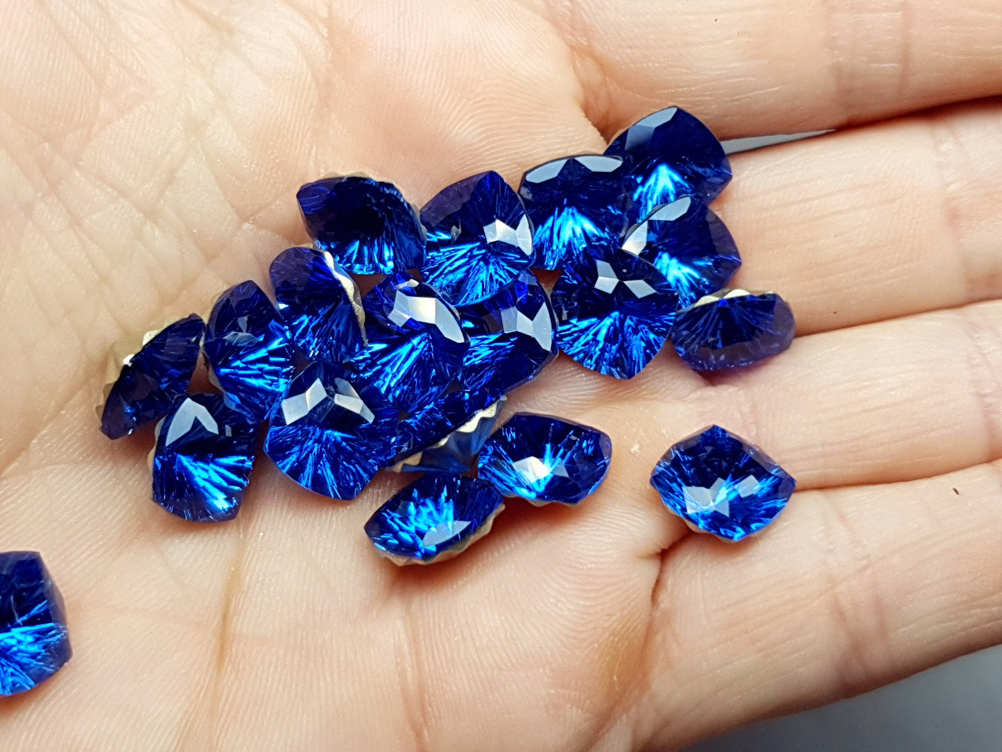 Glass crystal - square - 10 mm - solid blue starburst