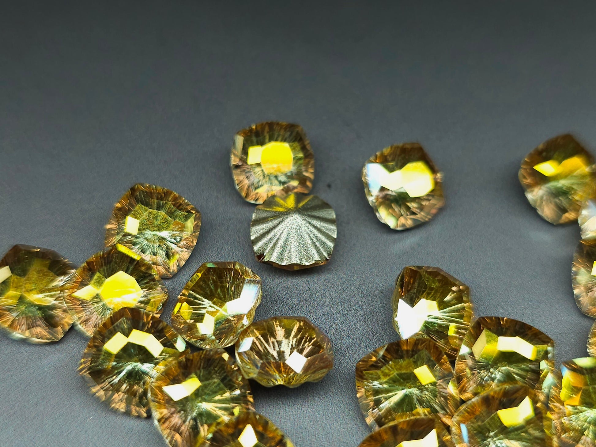 Glass crystal - square - 10 mm - Starburst - Gold