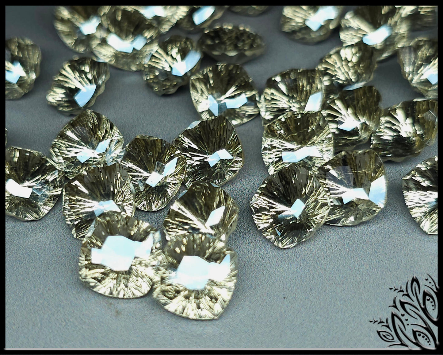 Glass crystal - square - 10 mm - smokey quartz starburst