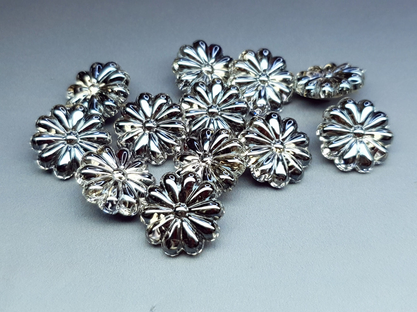 Resin flower - smokey quartz - daisy +- 18 mm--