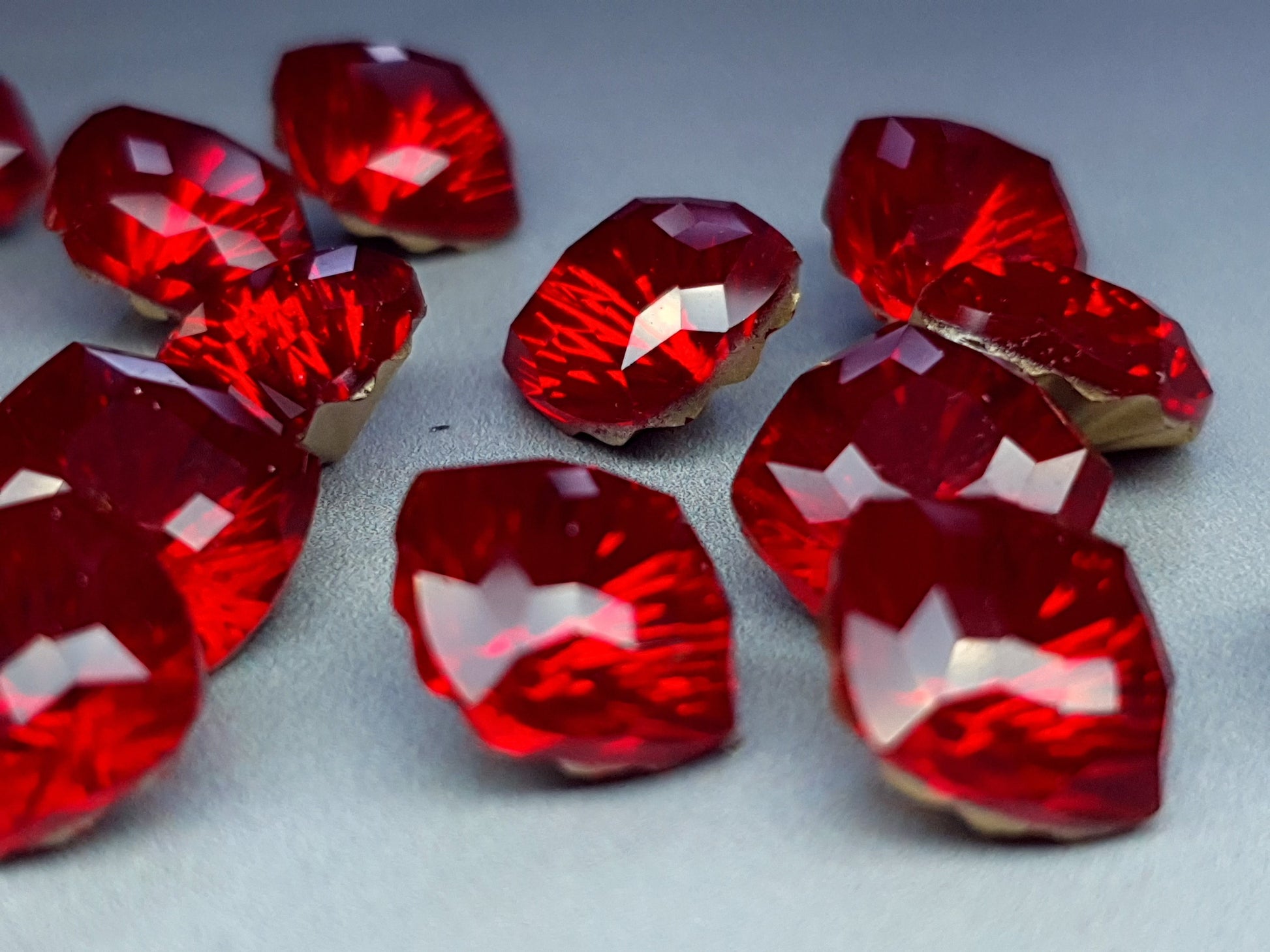 Glass crystal - square - 10 mm - solid red starburst