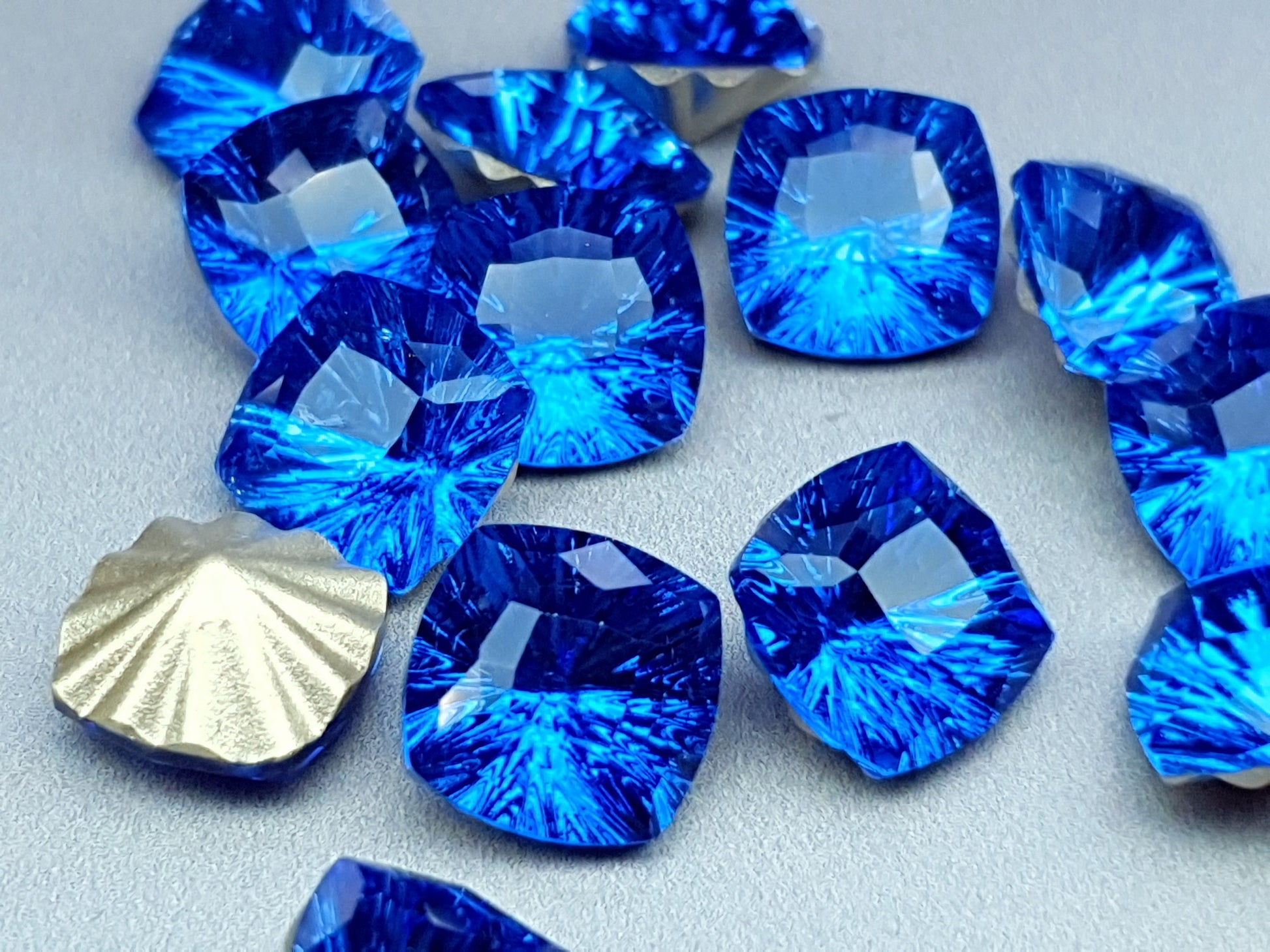 Glass crystal - square - 10 mm - solid blue starburst