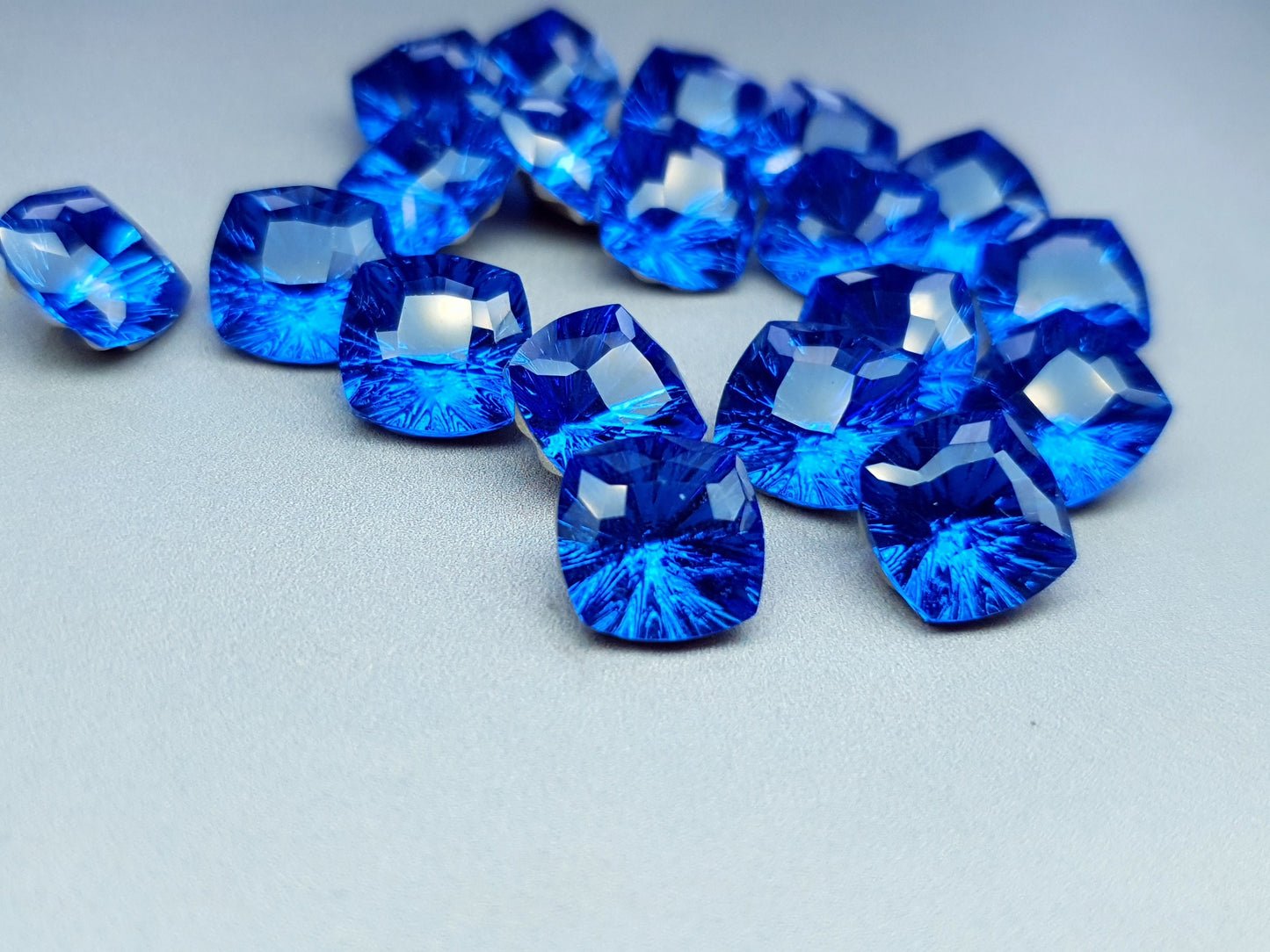 Glass crystal - square - 10 mm - solid blue starburst