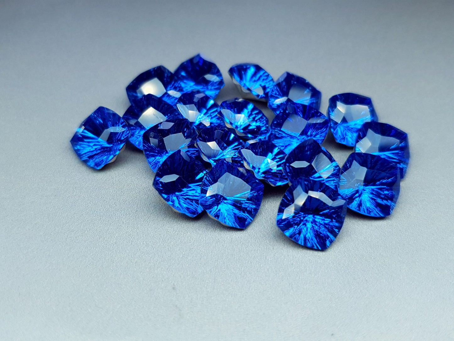 Glass crystal - square - 10 mm - solid blue starburst