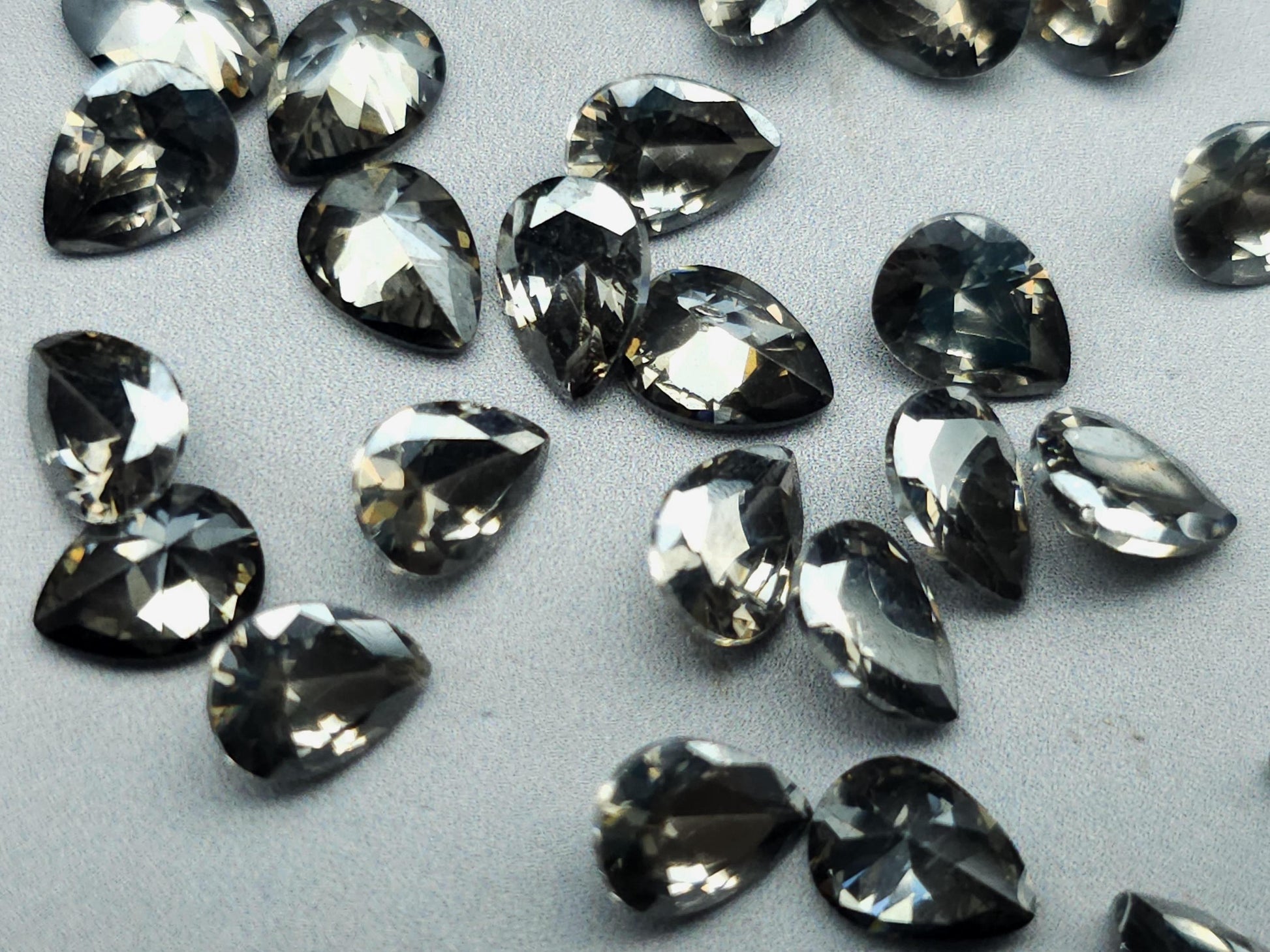 Cubic zirconia - black - 8 mm - pear facet cut