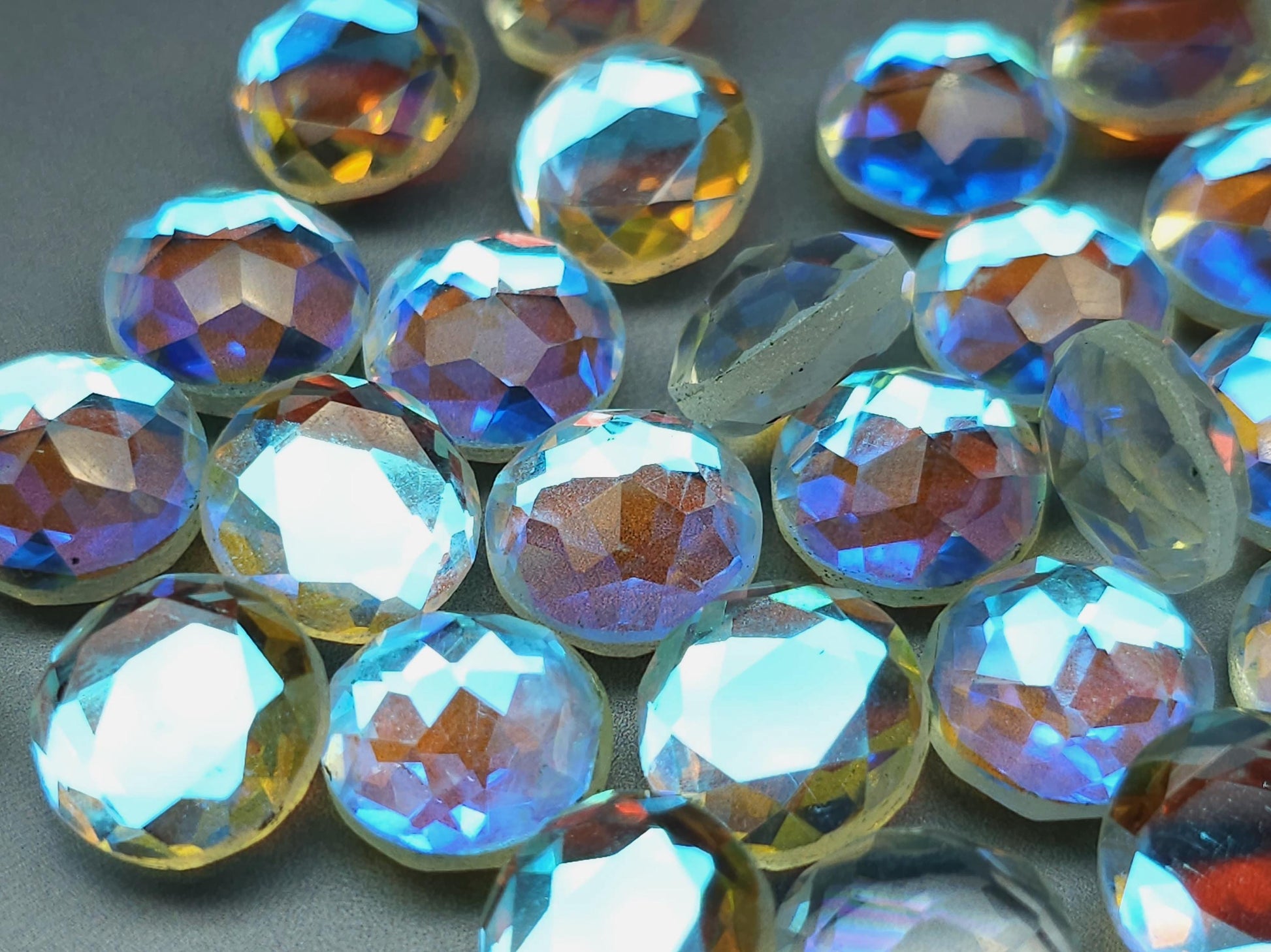 Glass crystal - aura quartz - 12 mm - faceted round