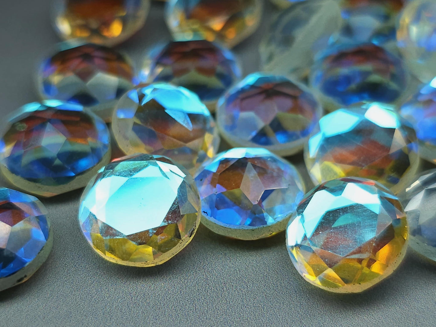 Glass crystal - aura quartz - 12 mm - faceted round