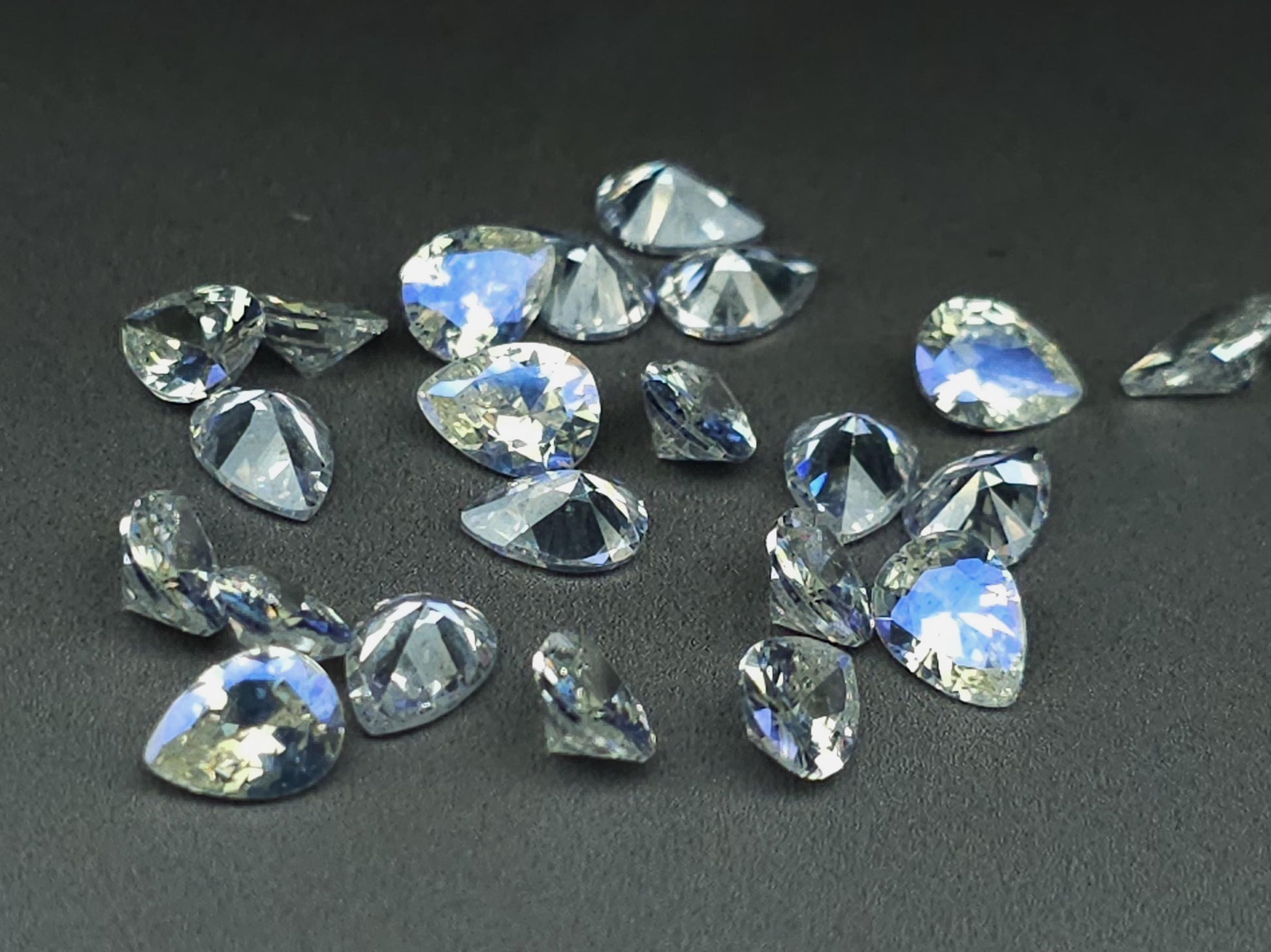 Cubic zirconia - Moonstone - 8 mm - pear facet cut