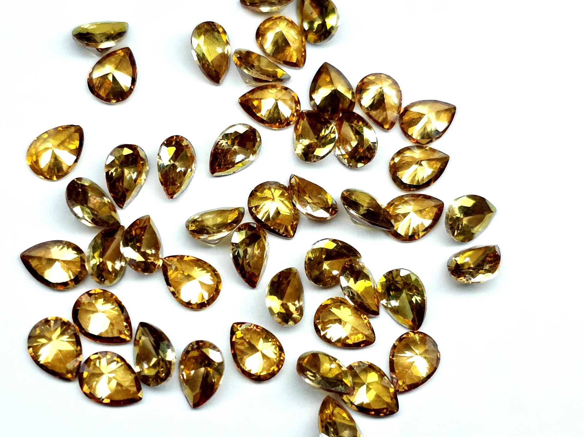 Cubic zirconia - Mystic gold - 8 mm - pear facet cut