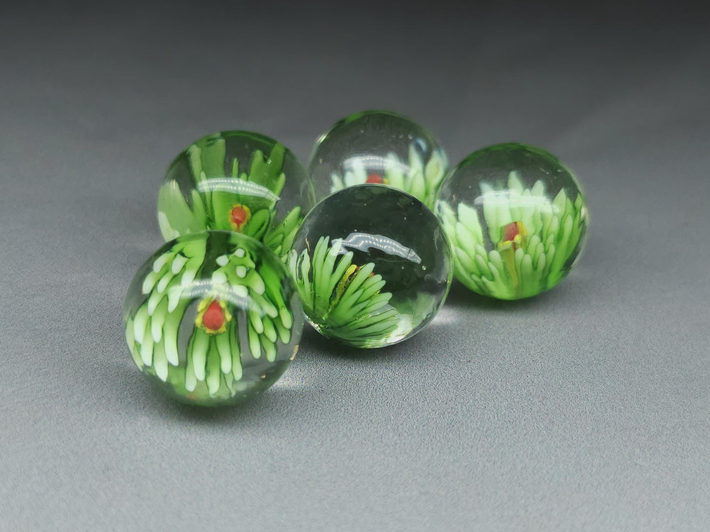 3D Lampwork flower sphere/orb - green - 16 mm