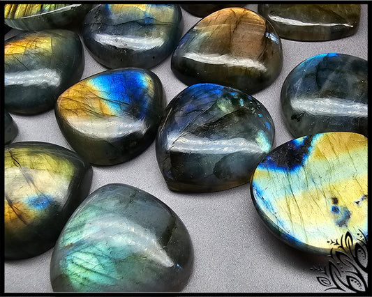 Labradorite cabochon - squat pear - 25 mm