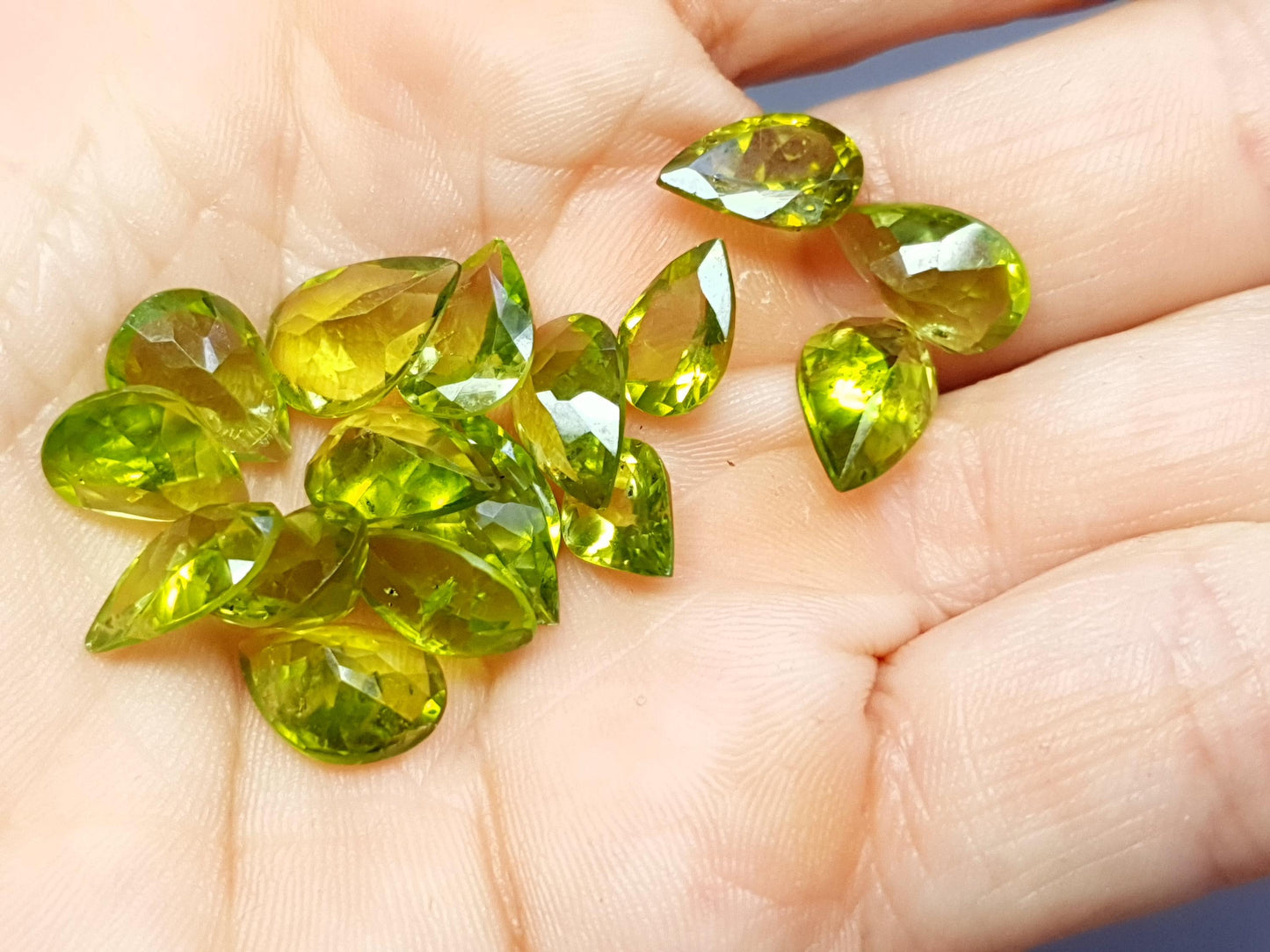 Peridot facted gemstone - pear - 10 - 12 mm