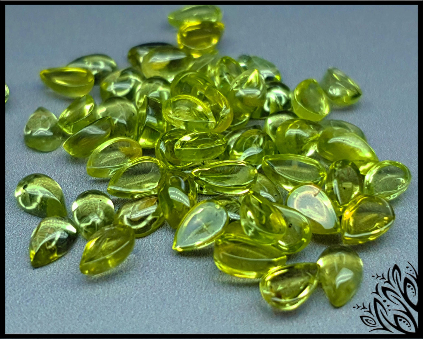 Peridot cabochon - 6 mm - pear