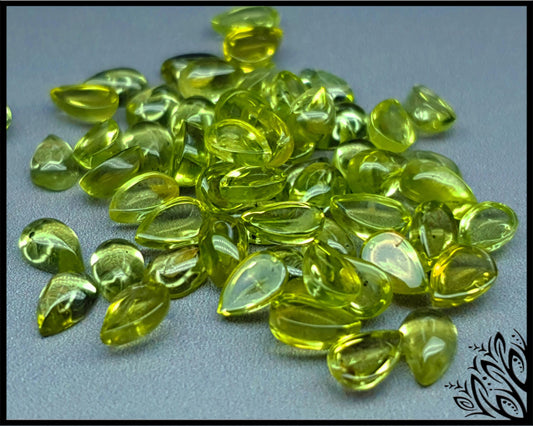 Peridot cabochon - 6 mm - pear