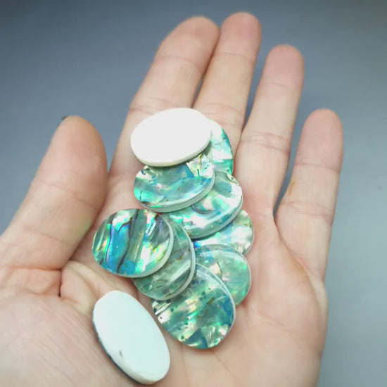 Paua shell cabochon - oval - 25 mm