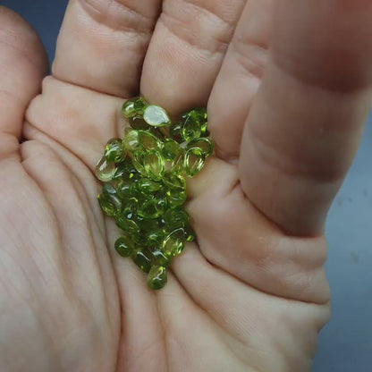 Peridot cabochon - 6 mm - pear